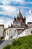 Evora - la grande lanterna della cattedrale domina gli edifici vicini. 
